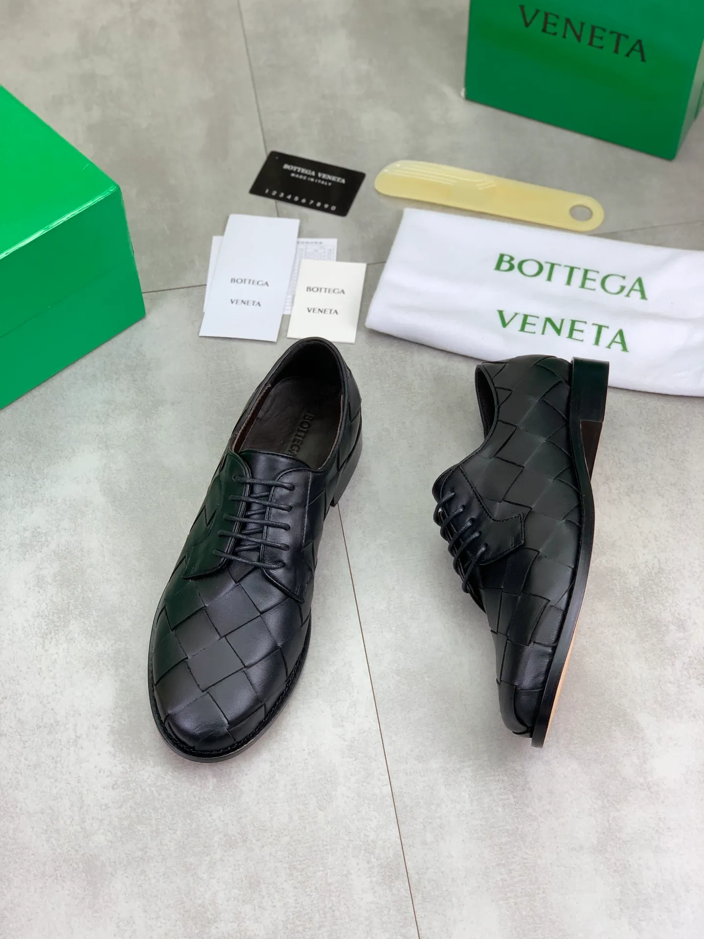 Factory price P860💰Top quality (genuine leather outsole series)💎💎💎 BOTTEGA VENETA official website synchronizes the latest model, top version of the highest version of BV business leather shoes in the market, accept material comparison, shoe type comparison, process comparison, practical and textured, versatile and suitable for any occasion, the more you look at it, the more flavorful it becomes. Pure hand-woven craftsmanship - upper material, imported original hand-woven calfskin - high-quality water-dyed cowhide inside - original private model customized handmade leather outsole -Size: female 35-39 (34 40 customized) male 39-44 (38 45 customized) Comes with original BV green box, complete packaging.